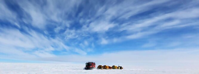 Trip Tyrol beliebtes Urlaubsziel – Antarktis - Null Bewohner, Millionen Pinguine und feste Dimensionen. Am südlichen Ende der Erde, wo die Sonne nur zwischen Frühjahr und Herbst über dem Horizont aufgeht, liegt der 7. Kontinent, die Antarktis. Riesig, bis auf ein paar Forscher unbewohnt und ohne offiziellen Besitzer. Eine Welt, die überrascht, bevor Sie sie sehen. Deshalb ist ein Besuch definitiv etwas für die Schatzkiste der Erinnerung und allein die Ausmaße dieser Destination sind eine Sache für sich. Du trittst aus deinem gemütlichen Hotelzimmer und es begrüßt dich die warme italienische Sonne. Du blickst auf den atemberaubenden Gardasee, der in zahlreichen Blautönen schimmert - von tiefem Dunkelblau bis zu funkelndem Türkis. Majestätische Berge umgeben dich, während die Brise sanft deine Haut streichelt und der Duft von blühenden Zitronenbäumen deine Nase kitzelt. Du schlenderst die malerischen, engen Gassen entlang, vorbei an farbenfrohen, blumengeschmückten Häusern. Vereinzelt unterbricht das fröhliche Lachen der Einheimischen die friedvolle Stille. Du fühlst dich wie in einem Traum, der nicht enden will. Jeder Schritt führt dich zu neuen Entdeckungen und Abenteuern. Du probierst die köstliche italienische Küche mit ihren frischen Zutaten und verführerischen Aromen. Die Sonne geht langsam unter und taucht den Himmel in ein leuchtendes Orange-rot - ein spektakulärer Anblick.